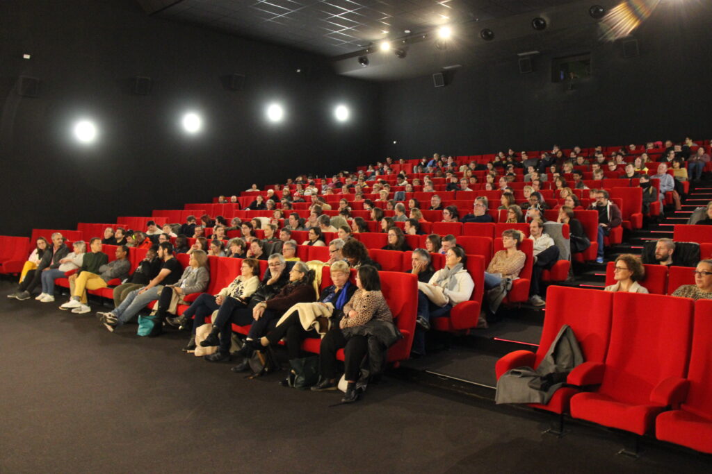 Les résidents du secteur habitat du Compiégnois, les familles et les professionnels en place au cinéma Majestic pour assister à la représentation du spectacle Pas Touche !