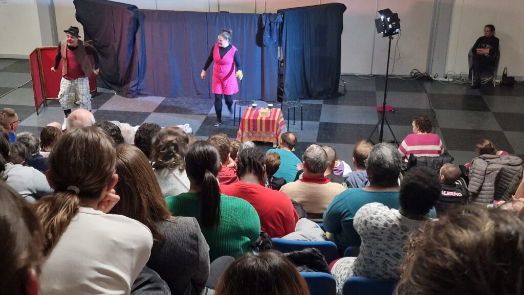 Les acteurs en pleine représentation, sous le regard attentif du public