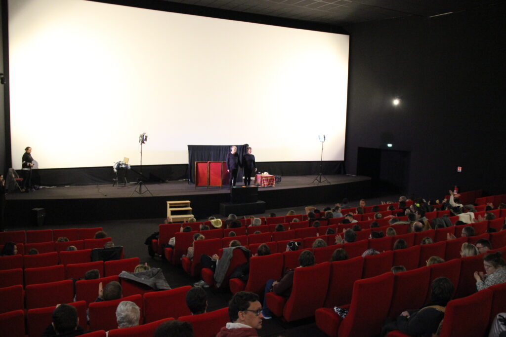 Les acteurs de la compagnie Colin Muset saluent le public après leur représentation de Pas Touche !