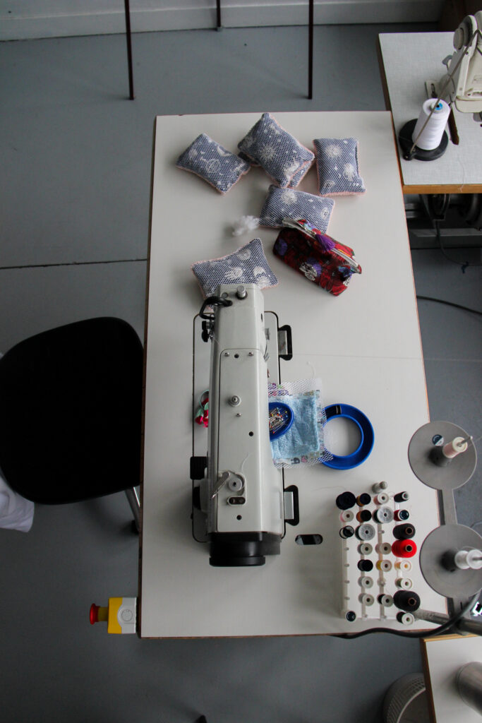 Flatlay d'un poste de travail dans l'atelier couture de l'ESAT du Thérain