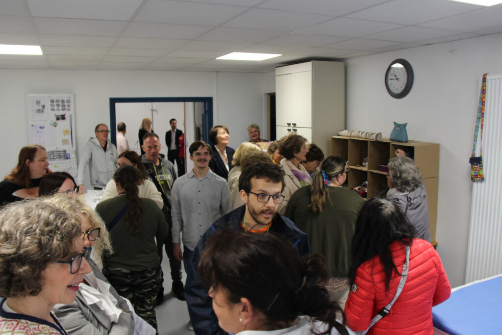 Les invités à l'inauguration de l'atelier couture de l'ESAT du Thérain découvrent les locaux