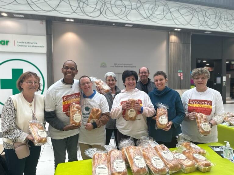 Résidents, professionnels et administrateurs de l'Unapei de l'Oise tiennent un stand dans un supermarché pour l'Unapei de l'Oise.