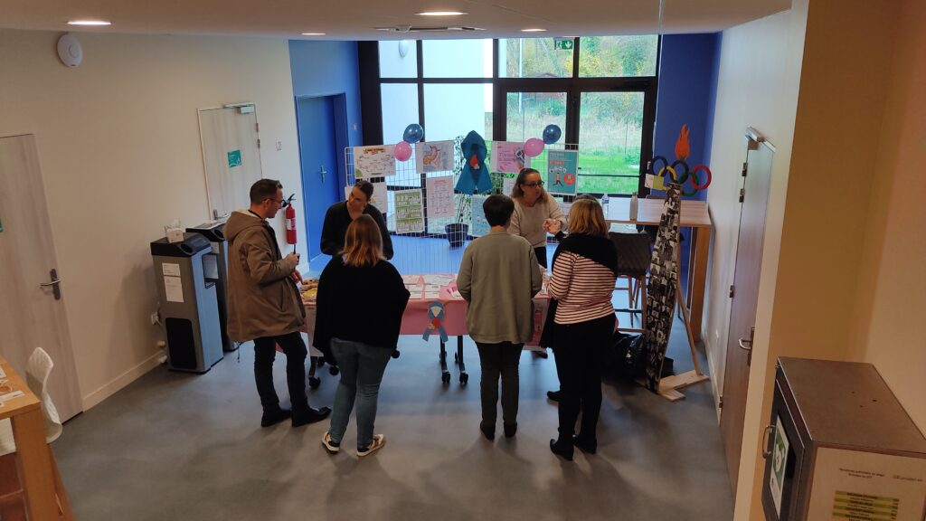 Au siège, stand d'information et de sensibilisation au sujet du diabète : documentation, dégustation de pâtisseries allégées en sucre, proposition de dépistage