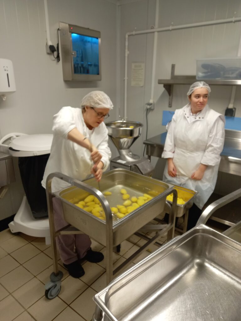 Une travailleuse du Valois intègre la cantine scolaire le temps du Duoday