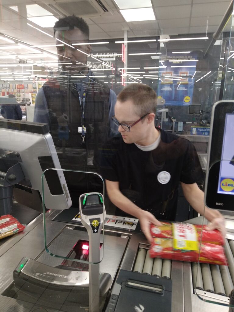 Un travailleur de l'ESAT Les Peupliers s'essaye au métier de caissier chez Lidl grâce au DuoDay