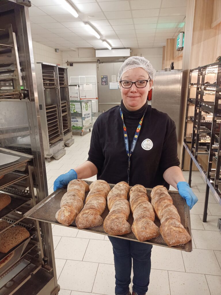 Une travailleuse de l'ESAT Les Peupliers en Duoday à la boulangerie de chez Lidl