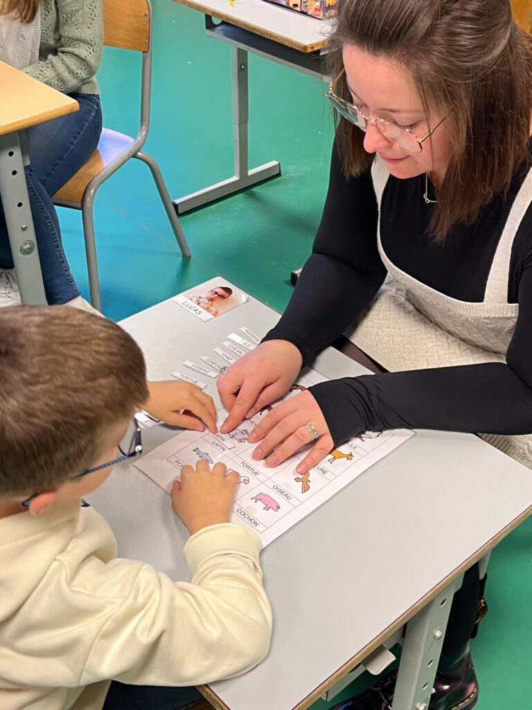 Une enseignante et un élève de l'UEEA de Compiègne réalisent des exercices de français