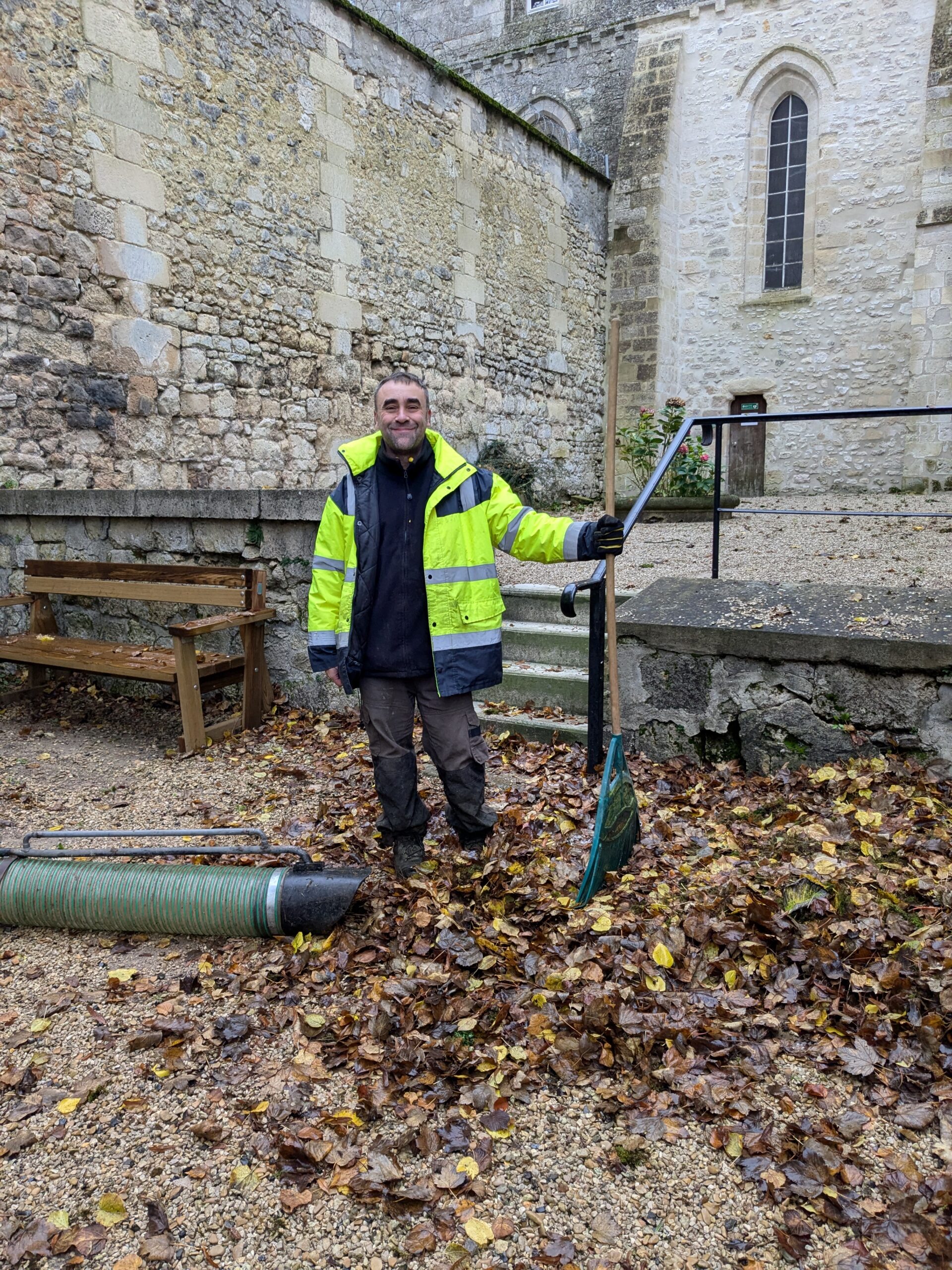 Un travailleur du Valois en stage avec les équipes espaces verts de la ville