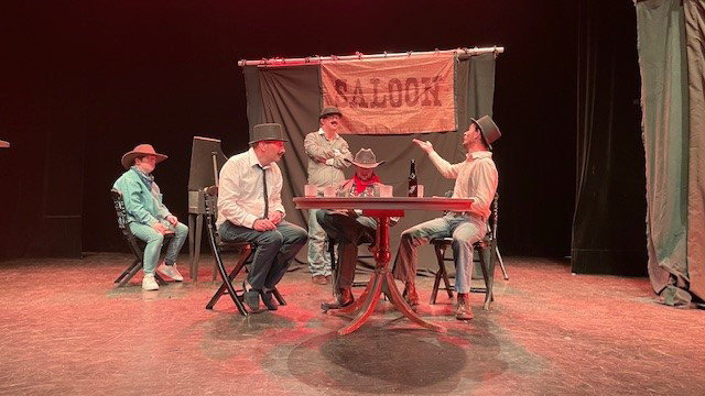 Représentation de théâtre par les résidents d'Halatte. Les comédiens jouent "Foire à Crazy Town". Vue d'ensemble de la scène