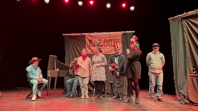 Représentation de théâtre par les résidents d'Halatte. Les comédiens jouent "Foire à Crazy Town". Vue d'ensemble de la scène