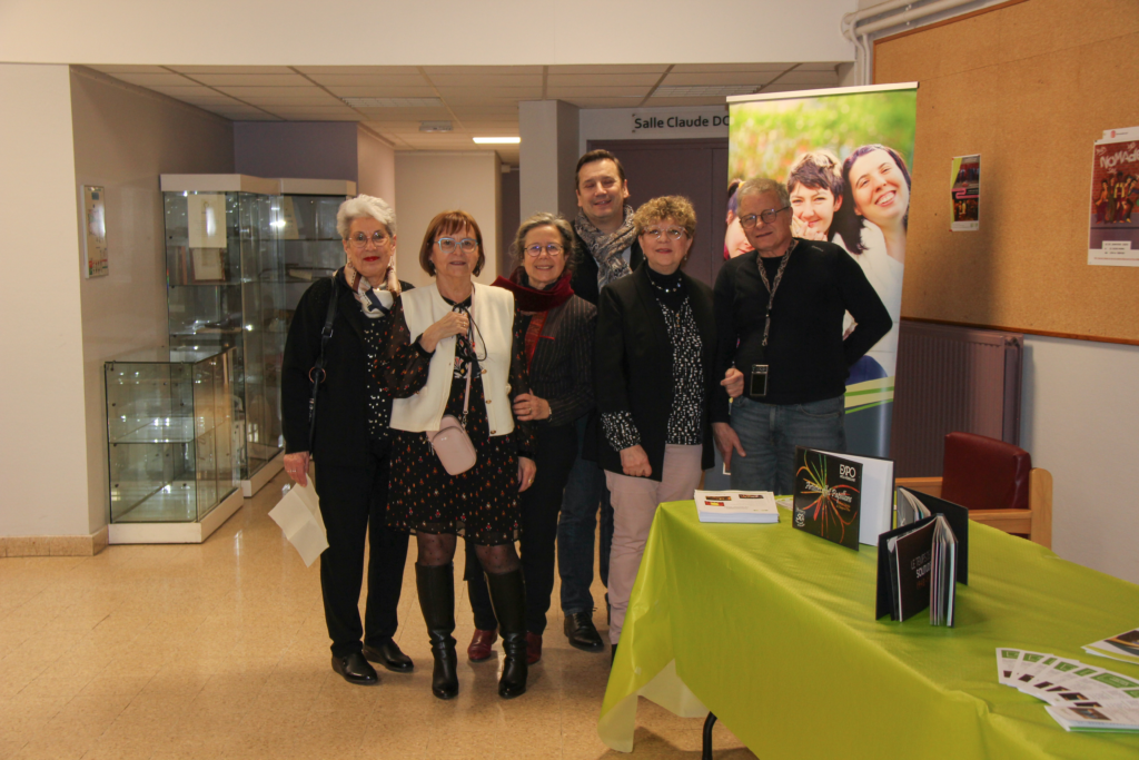 Photo de groupe des parents bénévoles lors de la représentation de théâtre d'Halatte et du Sésame le 15 janvier 2025 à Coye la forêt