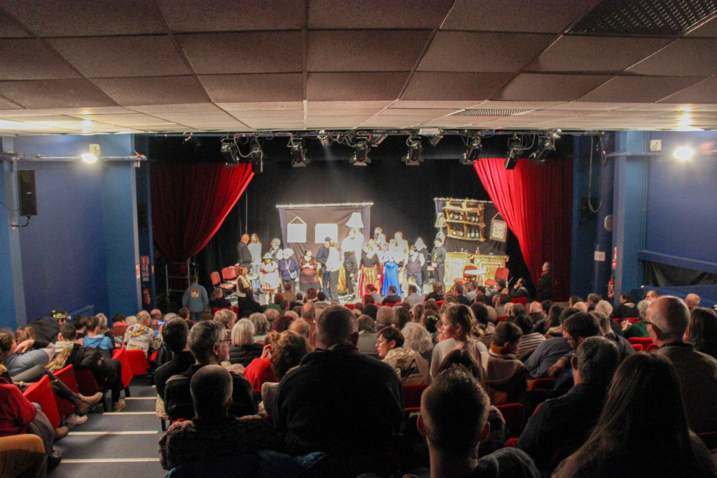 Vue de la salle de spectacle lors de la représentation théâtrale des Résidences d'Halatte et du Sésame