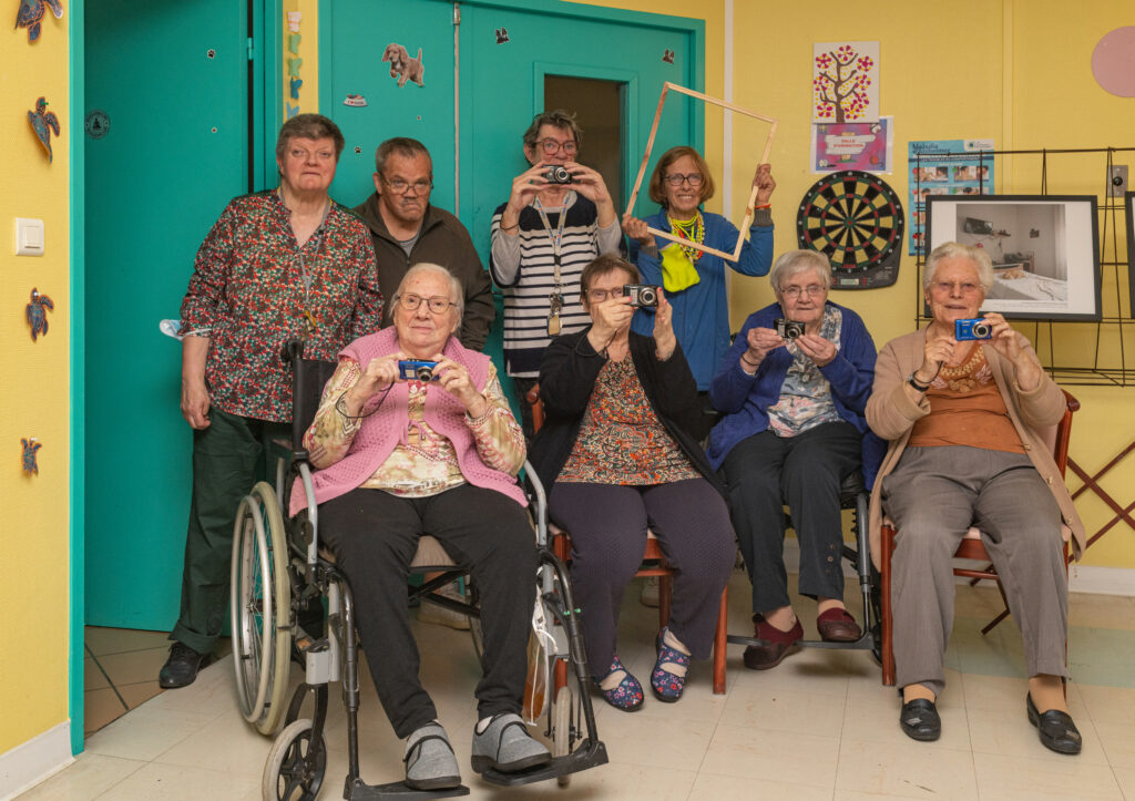 Photo de groupe des artistes, résidents de la Liovette et de l'EHPAD du CH de Beauvais, qui ont créé l'exposition « Regards sur le quotidien »