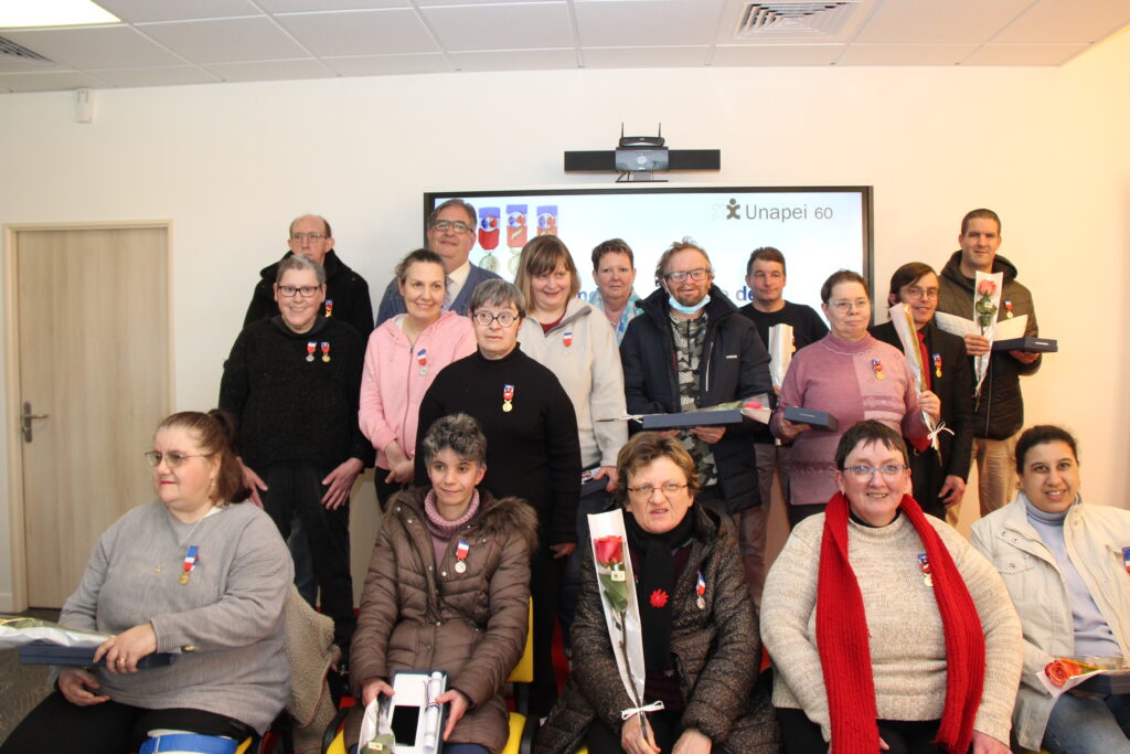 Photo de groupe des récipiendaires de la cérémonie de remise des médailles d'honneur du travail 2025