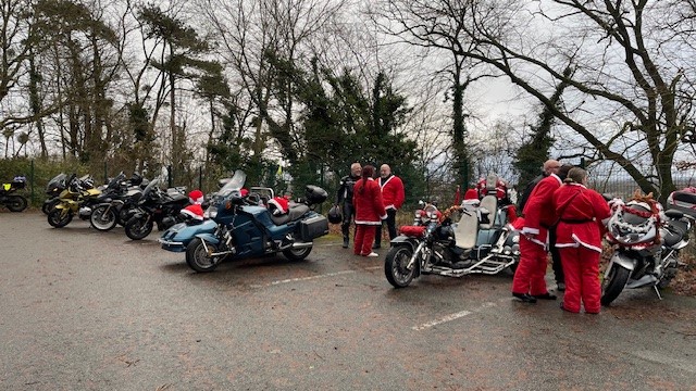 Rassemblement des Pères Noël motards sur le parking des 4 tilleuls