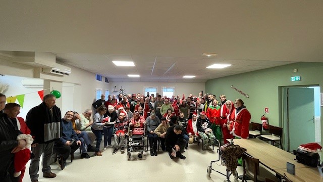 Photo de groupe avec les résidents des 4 tilleuls et les Pères Noël motards