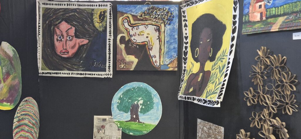 Œuvres des personnes accompagnées exposées dans les locaux de l'école d'art de Beauvais lors de la journée portes ouvertes de l'établissement.