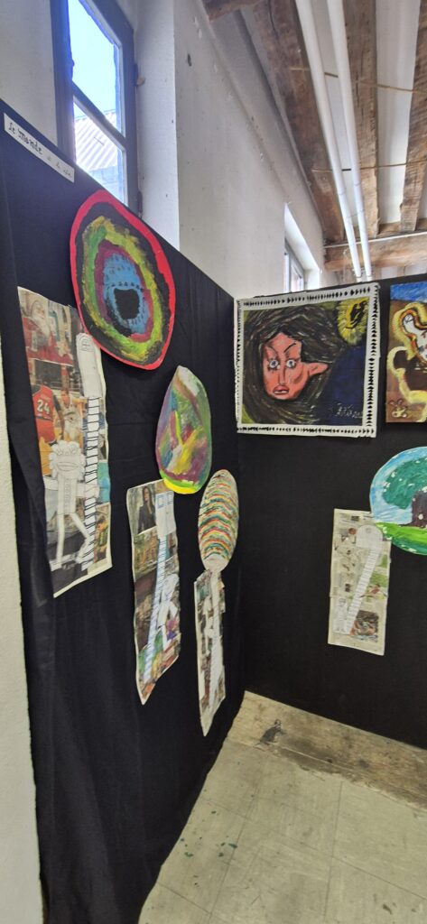 Œuvres des personnes accompagnées exposées dans les locaux de l'école d'art de Beauvais lors de la journée portes ouvertes de l'établissement.