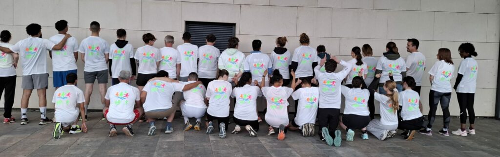 Photo de groupe des coureurs des foulées de la rue - équipe Unapei de l'Oise