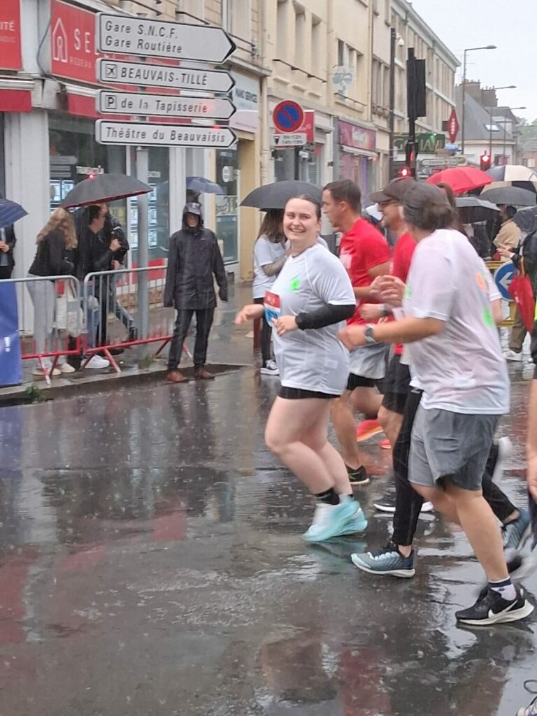 Coureurs de l'Unapei de l'Oise lors des Foulées de la rue 2025