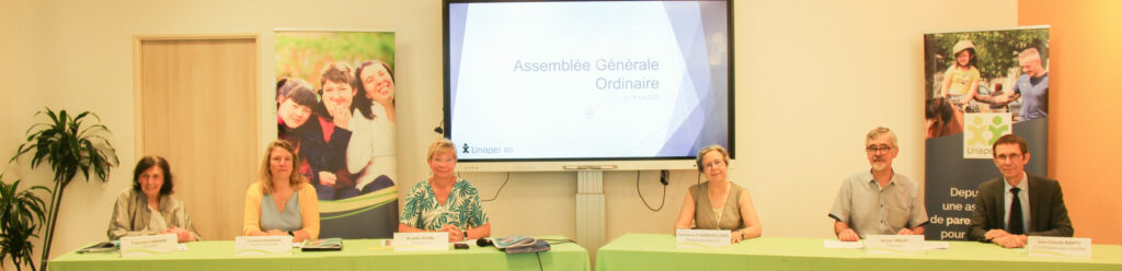 Tribune de l'Assemblée Générale de l'Unapei de l'Oise. De gauche à droite : la secrétaire, la directrice générale, la présidente, la présidente adjointe, le secrétaire et le commissaire aux comptes