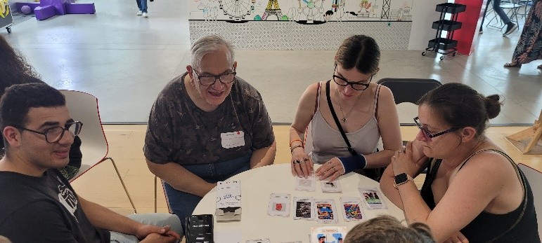des usagers jouent au tarot revisité