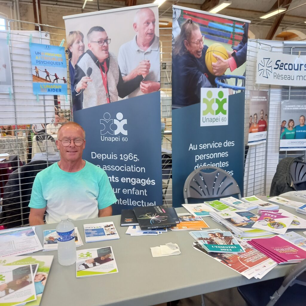 Un administrateur de l'Unapei de l'Oise tient un stand sur le forum des associations de Senlis