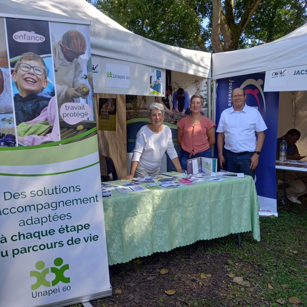 Des administrateurs de l'Unapei de l'Oise tiennent un stand sur le forum des associations de Creil
