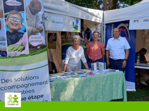 Des administrateurs de l'Unapei de l'Oise tiennent un stand sur les forums des associations locaux
