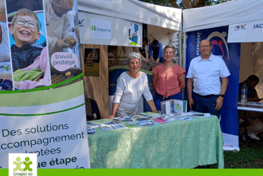 Des administrateurs de l'Unapei de l'Oise tiennent un stand sur les forums des associations locaux