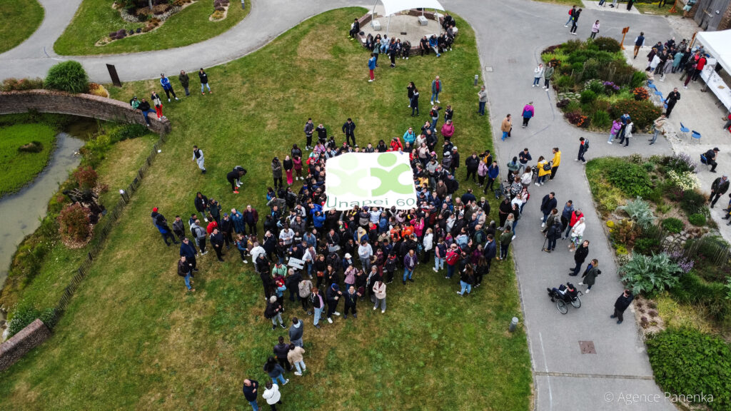vue du ciel des participants à la 4è étape de la tournée anniversaire des 60 ans de l'Unapei de l'Oise à Beauvais, autour du logo de l'association