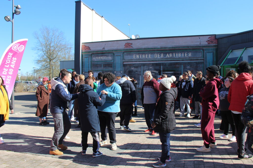 les participants à la deuxième étape de la tournée anniversaire des 60 ans de l'Unapei de l'Oise dansent