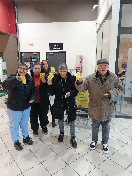 Les résidents des FAM Saint Nicolas et Les Libellules de l'Unapei de l'Oise, fiers de participer à la collecte annuelle de la Fondation Clara