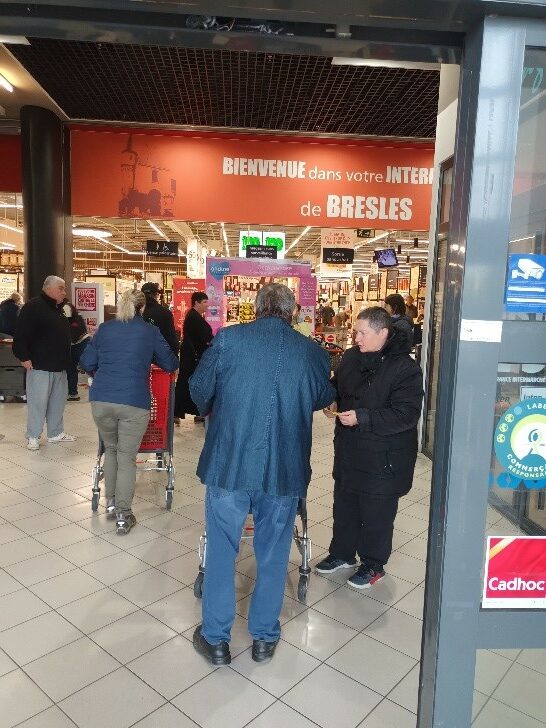 Les résidents du FAM proposent la collecte de dons pour la résidence Clara aux citoyens de l'Intermarché de Bresles