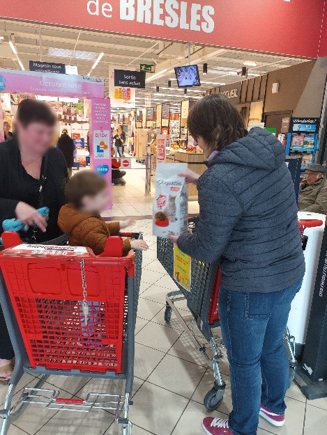 Les résidents de l'Unapei de l'Oise récupèrent les dons pour la fondation Clara à la sortie de l'Intermarché
