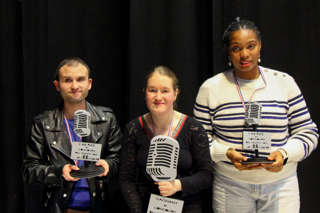 Les artistes montés sur le podium lors de la 2e édition du Concours des Talents de l'Unapei de l'Oise : Elana pour sa prestation de cerceau aérien, Kevin pour son talent de chanteur et la danseuse Ashley